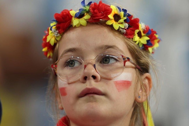 Vẻ mặt lo lắng của fan nhí khi Ba Lan bị Argentina dẫn trước.