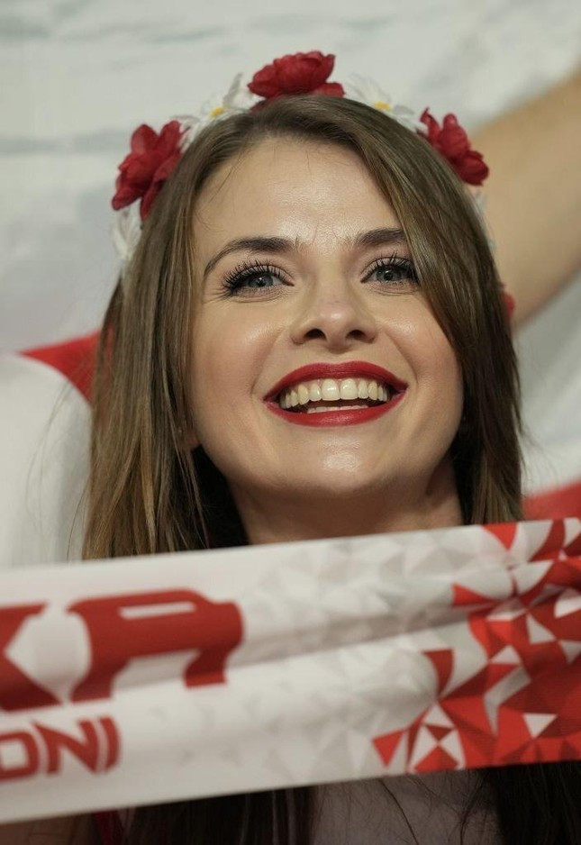 Nụ cười rạng rỡ trên môi.