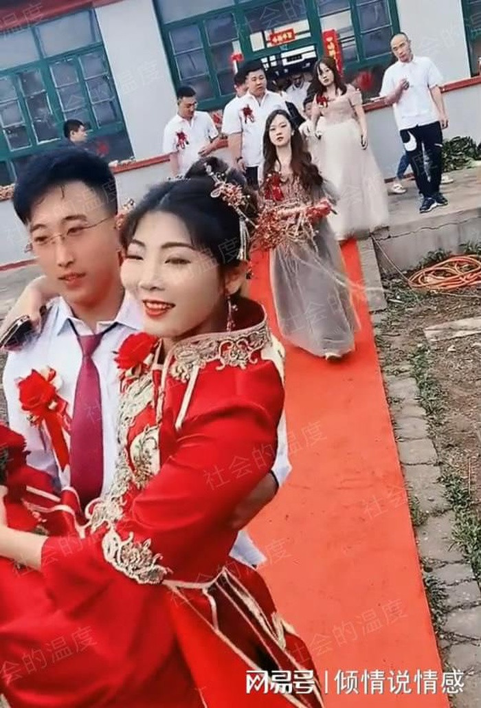 Chu re khong be noi co dau nhung co mot phan ung bat ngo-Hinh-4