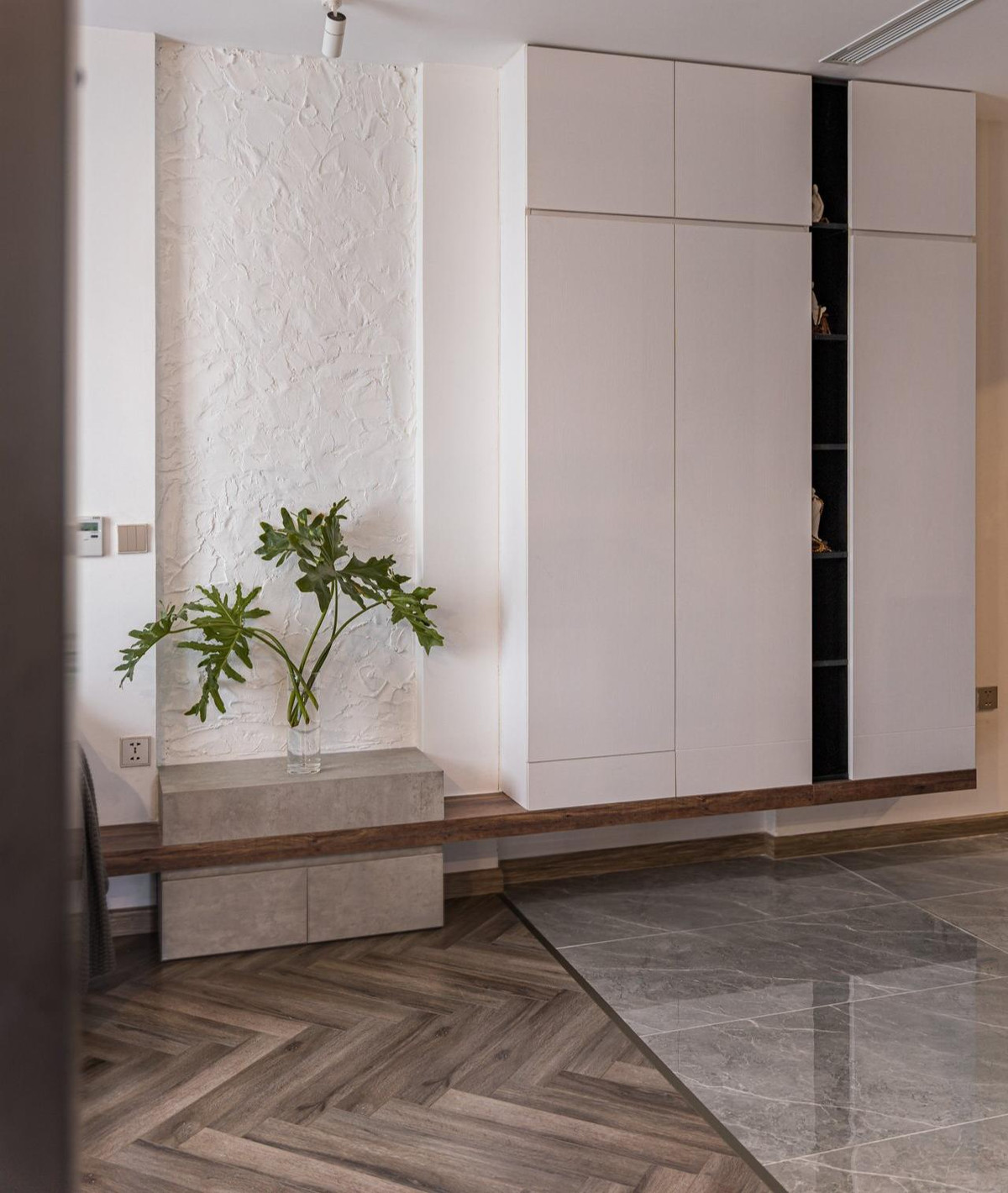 Căn hộ hiện đại, sử dụng dày đặc các hệ tủ nhưng vẫn thoáng ảnh 13