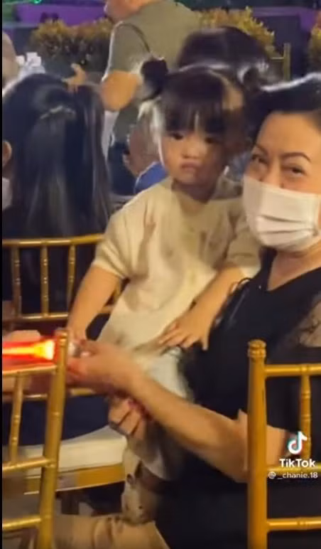 Moi quan he Dong Nhi va me chong lo ro qua mot hanh dong