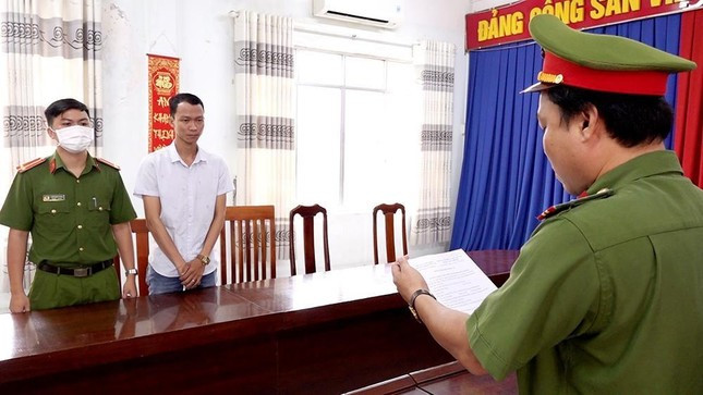 Tiếp tay cho hiệu trưởng tham ô, hai người bị bắt Tiep tay cho hieu truong tham o, hai nguoi bi bat