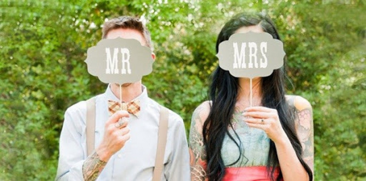 Nó cũng tương tự câu hỏi được đưa ra từ một người phụ nữ là: nếu da mặt em không đẹp, trắng mịn, không làm việc, không có thu nhập, không chải chuốt, chăm sóc sắc đẹp thì anh có yêu em không?