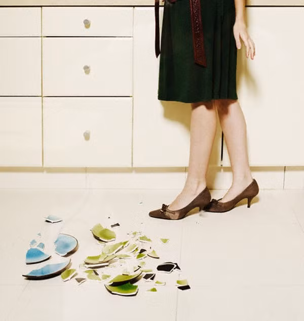 Những đồ vật hay mang bên người như miếng ngọc, mặt đá phong thủy... mà bị vỡ thì cũng không phải chuyện tốt lành, biểu thị cho vận xui sắp đến.