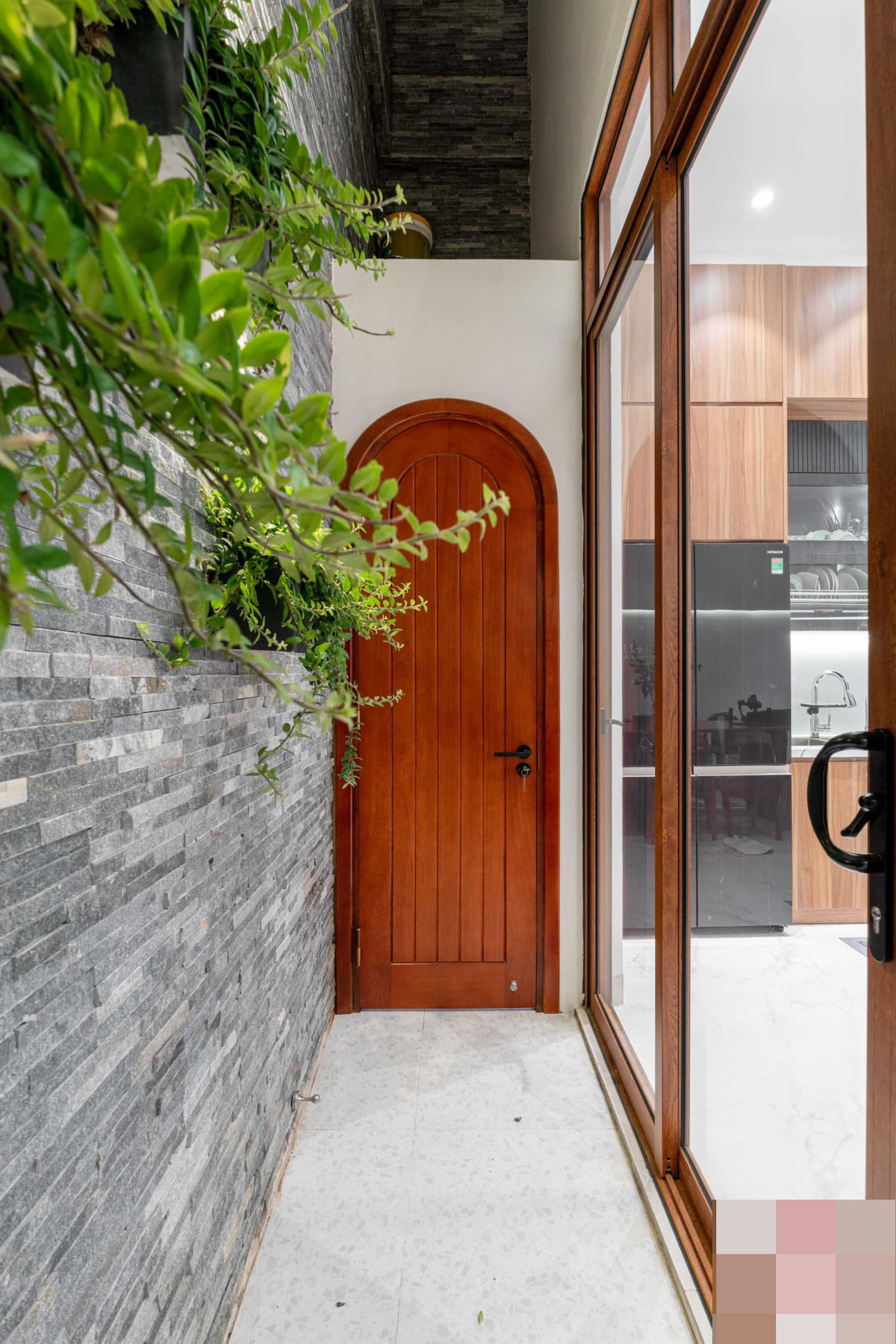 Nha pho nghe thuat day say dam, tran nhu dai lua uon quanh-Hinh-7