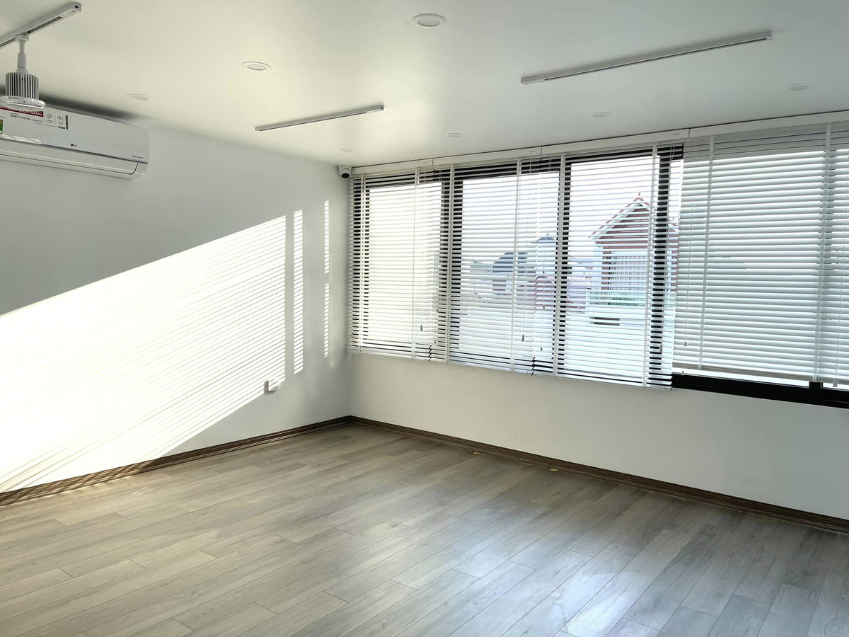 Nha pho nghe thuat day say dam, tran nhu dai lua uon quanh-Hinh-23