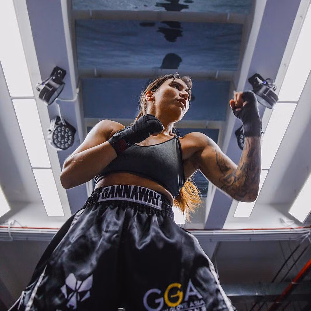 Nu vo si MMA tung bi quay roi trong phong tap-Hinh-4