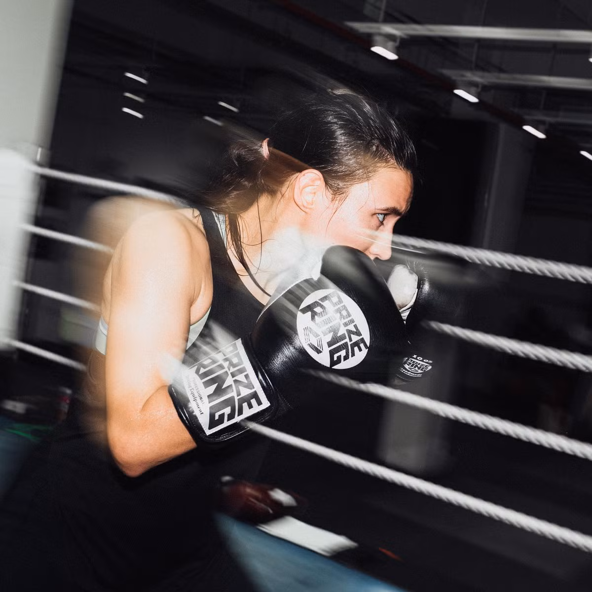 Nu vo si MMA tung bi quay roi trong phong tap-Hinh-3