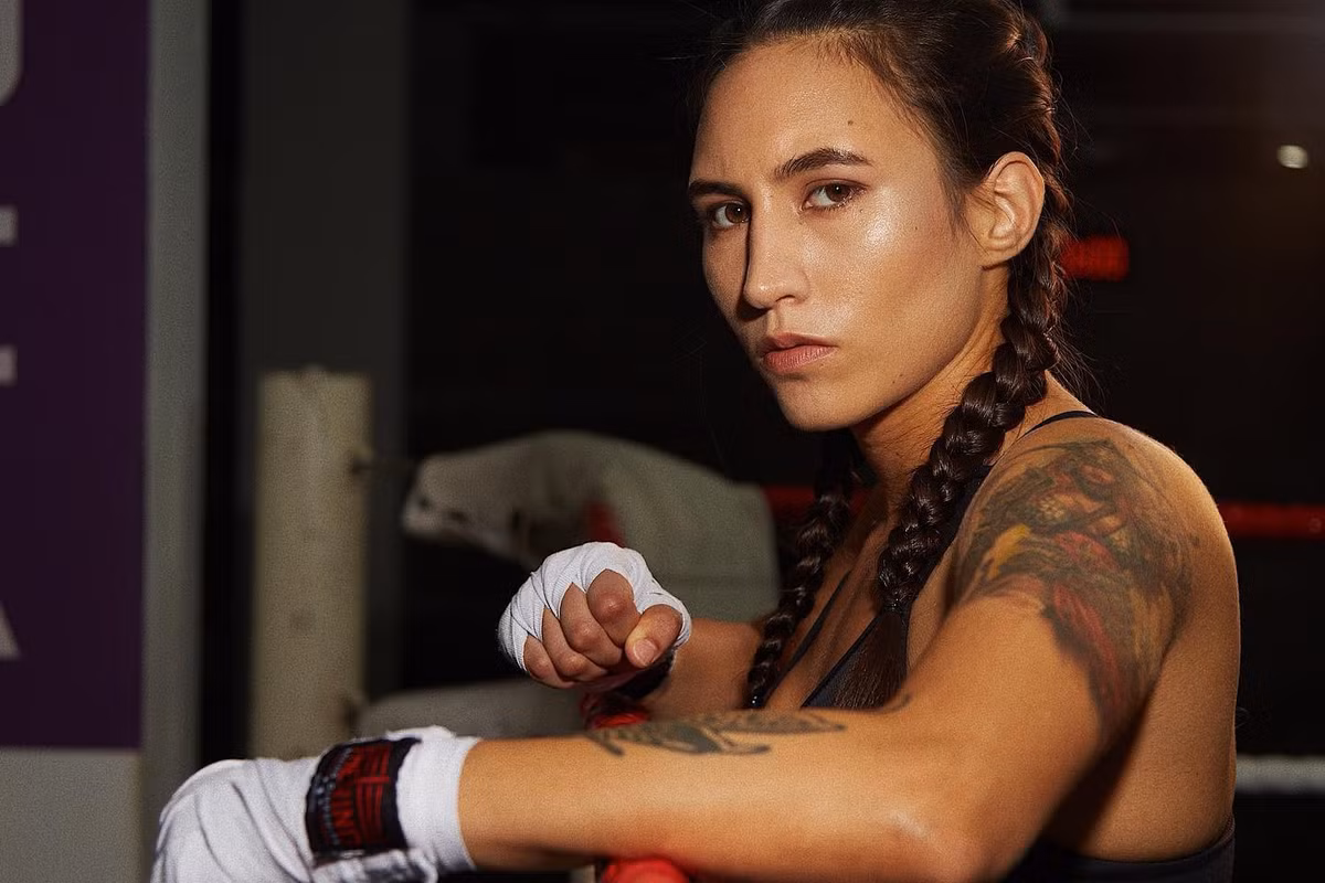 Nu vo si MMA tung bi quay roi trong phong tap