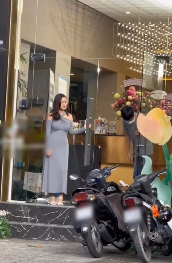 Phạm Quỳnh Anh lọt vào ống kính "team qua đường" ảnh 4 Phạm Quỳnh Anh lọt vào ống kính "team qua đường" ảnh 4