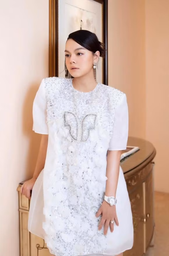 Phạm Quỳnh Anh lọt vào ống kính "team qua đường" ảnh 6 Phạm Quỳnh Anh lọt vào ống kính "team qua đường" ảnh 6