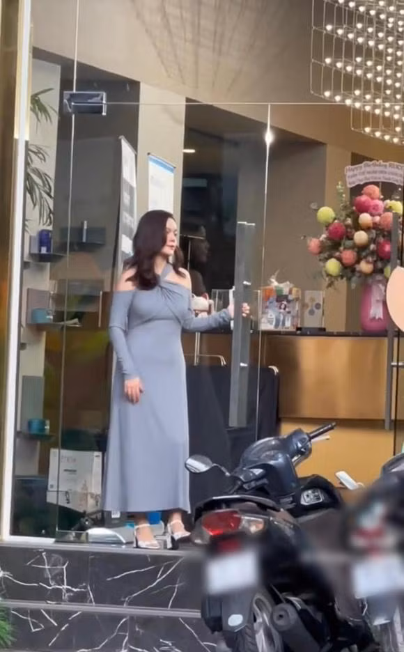 Phạm Quỳnh Anh lọt vào ống kính "team qua đường" ảnh 3 Phạm Quỳnh Anh lọt vào ống kính "team qua đường" ảnh 3