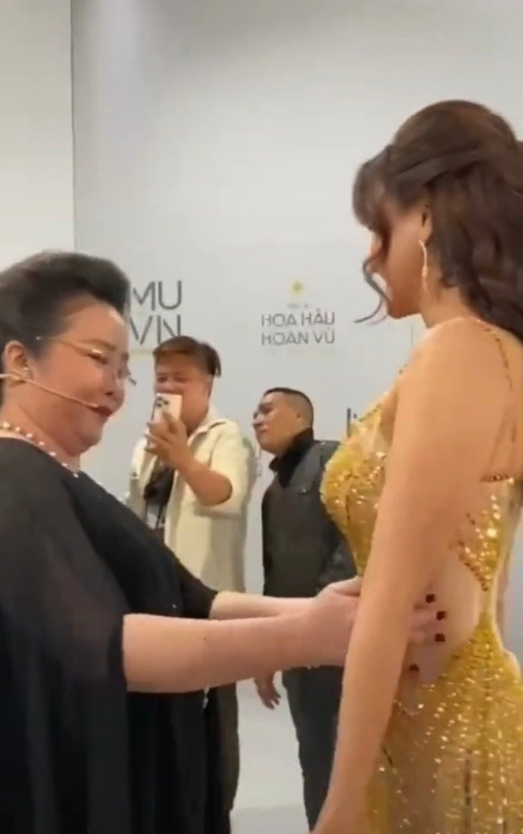 Vòng eo 56cm và đôi chân dài miên man của Vũ Thu Phương - Hình 2 Vong eo 56cm va doi chan dai mien man cua Vu Thu Phuong-Hinh-2