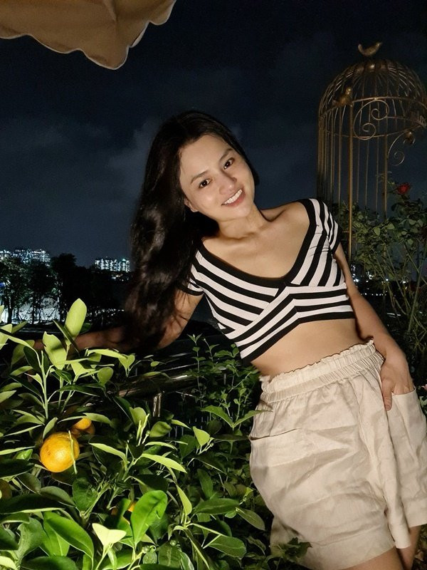 Vòng eo 56cm và đôi chân dài miên man của Vũ Thu Phương - Hình 10 Vong eo 56cm va doi chan dai mien man cua Vu Thu Phuong-Hinh-10