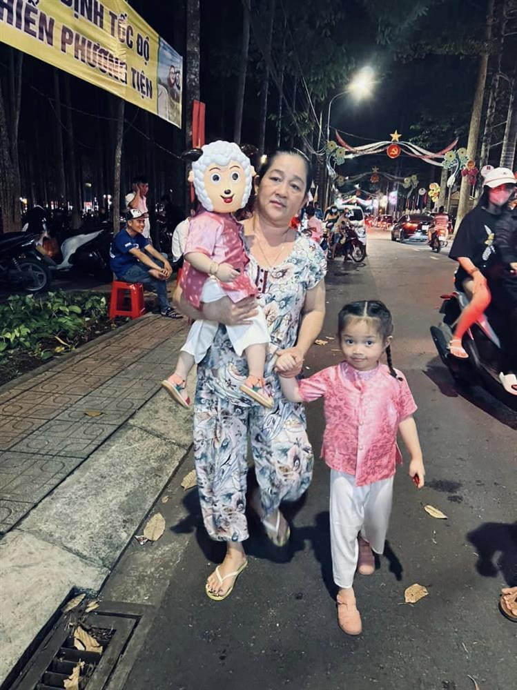 Le Duong Bao Lam bui ngui canh me vo 