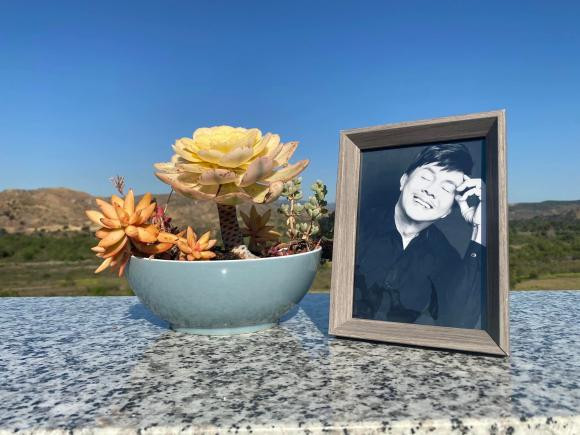 Vợ Chí Tài tuyên bố sẽ không đăng ảnh đi thăm mộ chồng nữa Vo Chi Tai tuyen bo se khong dang anh di tham mo chong nua