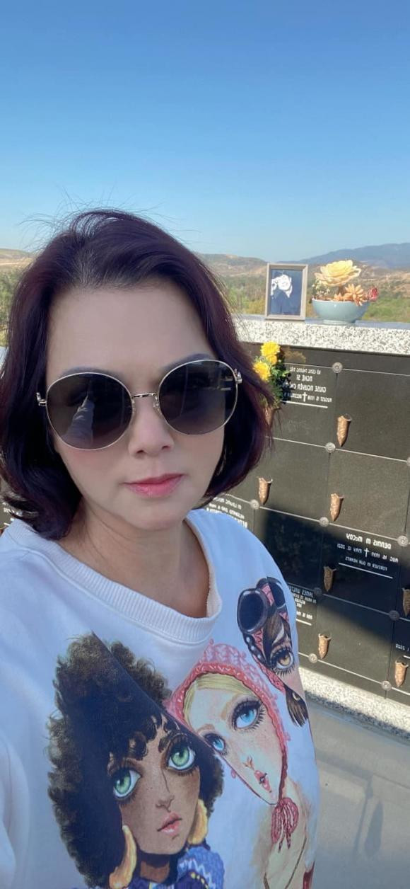 Vợ Chí Tài tuyên bố sẽ không đăng ảnh đi thăm mộ chồng nữa - Hình 2 Vo Chi Tai tuyen bo se khong dang anh di tham mo chong nua-Hinh-2