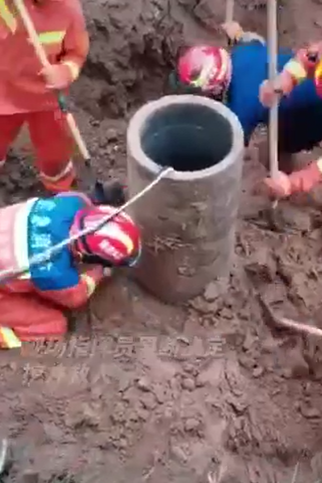 "Nín thở" 3 giờ dùng xẻng cứu cụ ông rơi xuống giếng sâu 7m ảnh 3