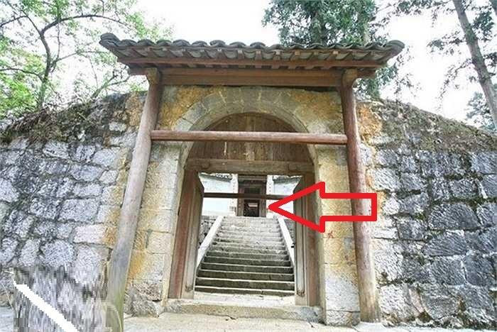 Xay nha 2 cua, ca cua va nguoi deu dinh han