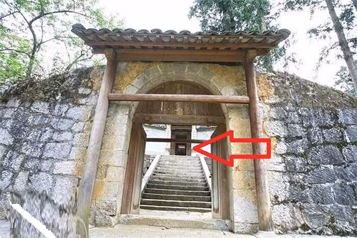 Xay nha 2 cua, ca cua va nguoi deu dinh han