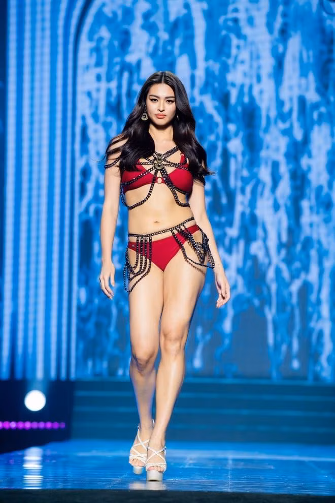 “Hoa hau khung long” gay ngo ngang vi 