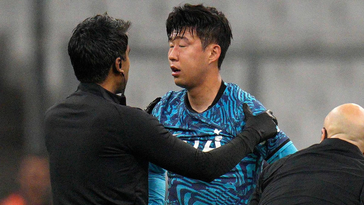 Rạng sáng 3/11 (giờ Hà Nội), Tottenham thông báo tiền đạo Son Heung-min sẽ phải tiến hành phẫu thuật để điều trị dứt điểm chấn thương. Chân sút người Hàn Quốc bị nứt xương ở vùng mắt trái và cần thời gian tập hồi phục chức năng trước khi trở lại thi đấu. Tuyển Hàn Quốc đá trận đầu tiên tại World Cup 2022 vào ngày 28/11, đối đầu Ghana.