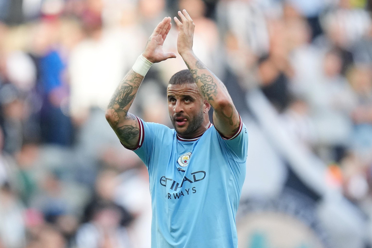 Kyle Walker trải qua ca phẫu thuật ở háng sau trận derby Manchester hôm 2/10. Hậu vệ người Anh không thi đấu trong suốt một tháng qua và có nguy cơ bị HLV Gareth Southgate loại khỏi đội hình "Tam sư" chuẩn bị cho World Cup 2022.