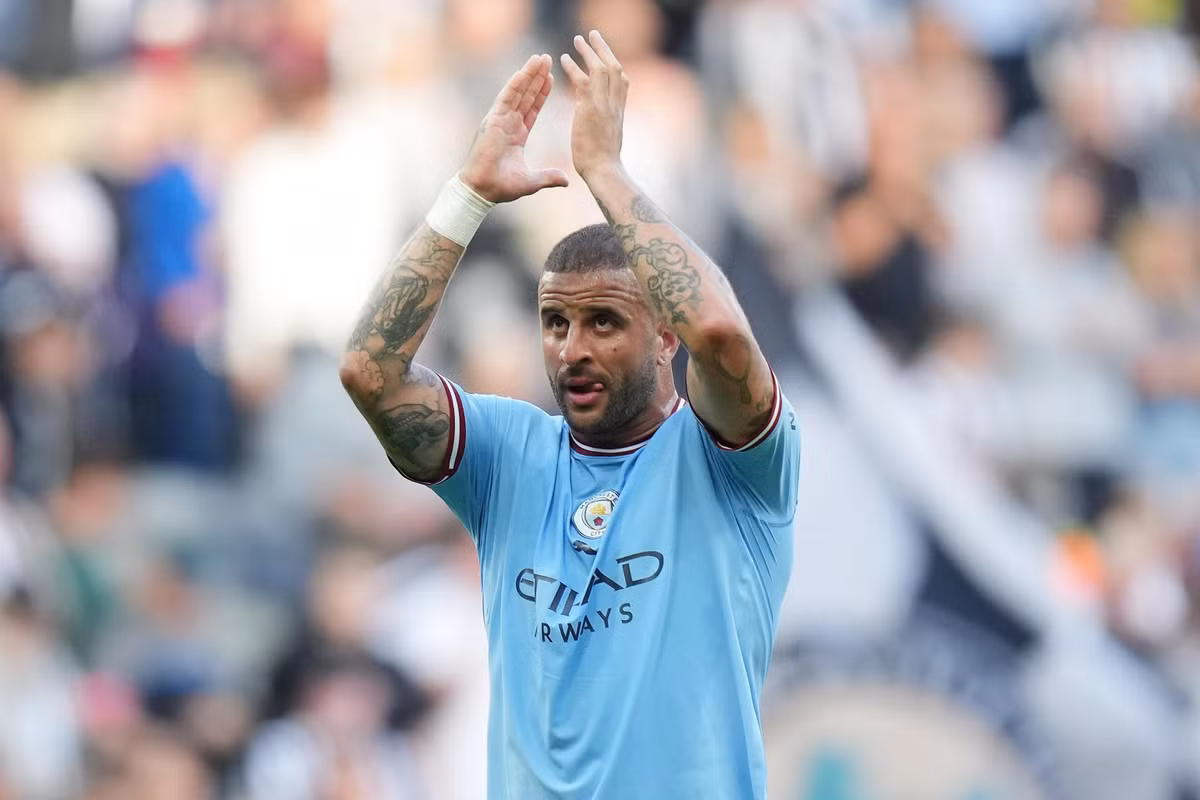 Kyle Walker trải qua ca phẫu thuật ở háng sau trận derby Manchester hôm 2/10. Hậu vệ người Anh không thi đấu trong suốt một tháng qua và có nguy cơ bị HLV Gareth Southgate loại khỏi đội hình "Tam sư" chuẩn bị cho World Cup 2022.