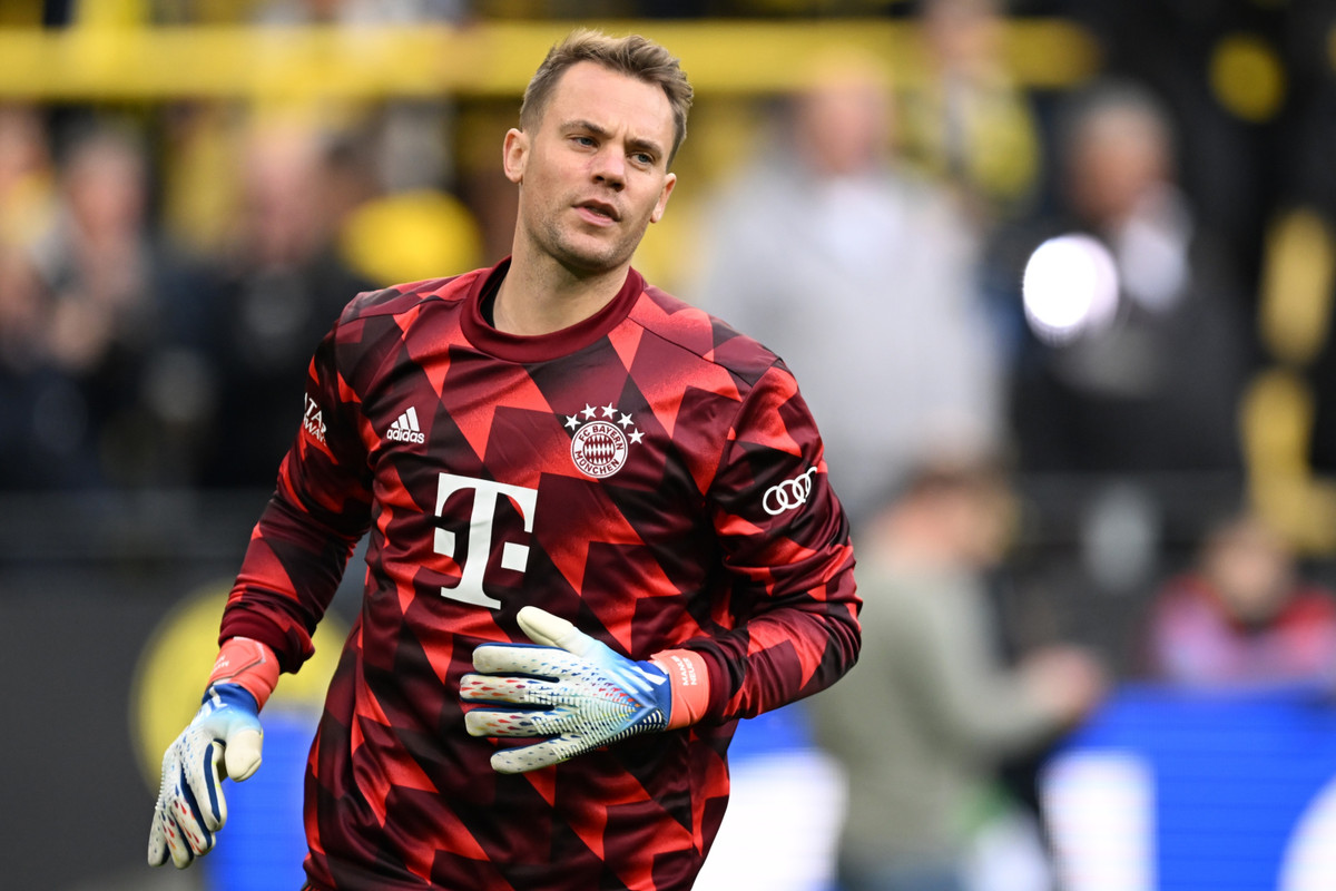 Thủ thành 36 tuổi Manuel Neuer chỉ vừa bình phục chấn thương lưng và mới trở lại tập luyện cách đây không lâu, do đó không đảm bảo được phong độ ổn định trước thềm World Cup 2022. Dù vậy, tờ Bild tiết lộ Neuer vẫn có tên trong danh sách tập trung sơ bộ của tuyển Đức. Vào ngày 23/11, thầy trò HLV Hansi Flick có trận ra quân trên đất Qatar gặp Nhật Bản.