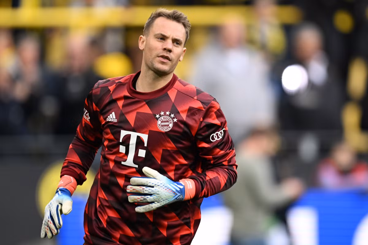 Thủ thành 36 tuổi Manuel Neuer chỉ vừa bình phục chấn thương lưng và mới trở lại tập luyện cách đây không lâu, do đó không đảm bảo được phong độ ổn định trước thềm World Cup 2022. Dù vậy, tờ Bild tiết lộ Neuer vẫn có tên trong danh sách tập trung sơ bộ của tuyển Đức. Vào ngày 23/11, thầy trò HLV Hansi Flick có trận ra quân trên đất Qatar gặp Nhật Bản.