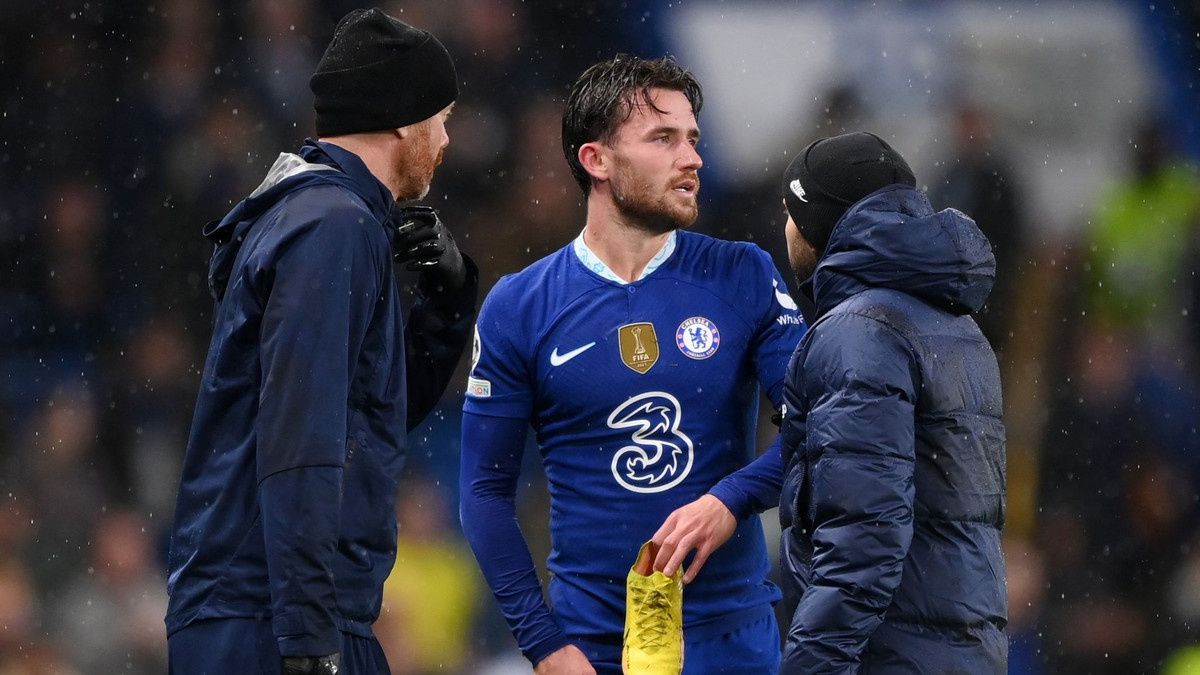 Ben Chilwell dính chấn thương gân kheo trong chiến thắng 2-1 của Chelsea trước Dinamo Zagreb tại Champions League rạng sáng 3/11 (giờ Hà Nội). HLV Graham Potter thừa nhận Chilwell "buồn bã và thất vọng" khi biết tin có nguy cơ vắng mặt ở World Cup 2022.