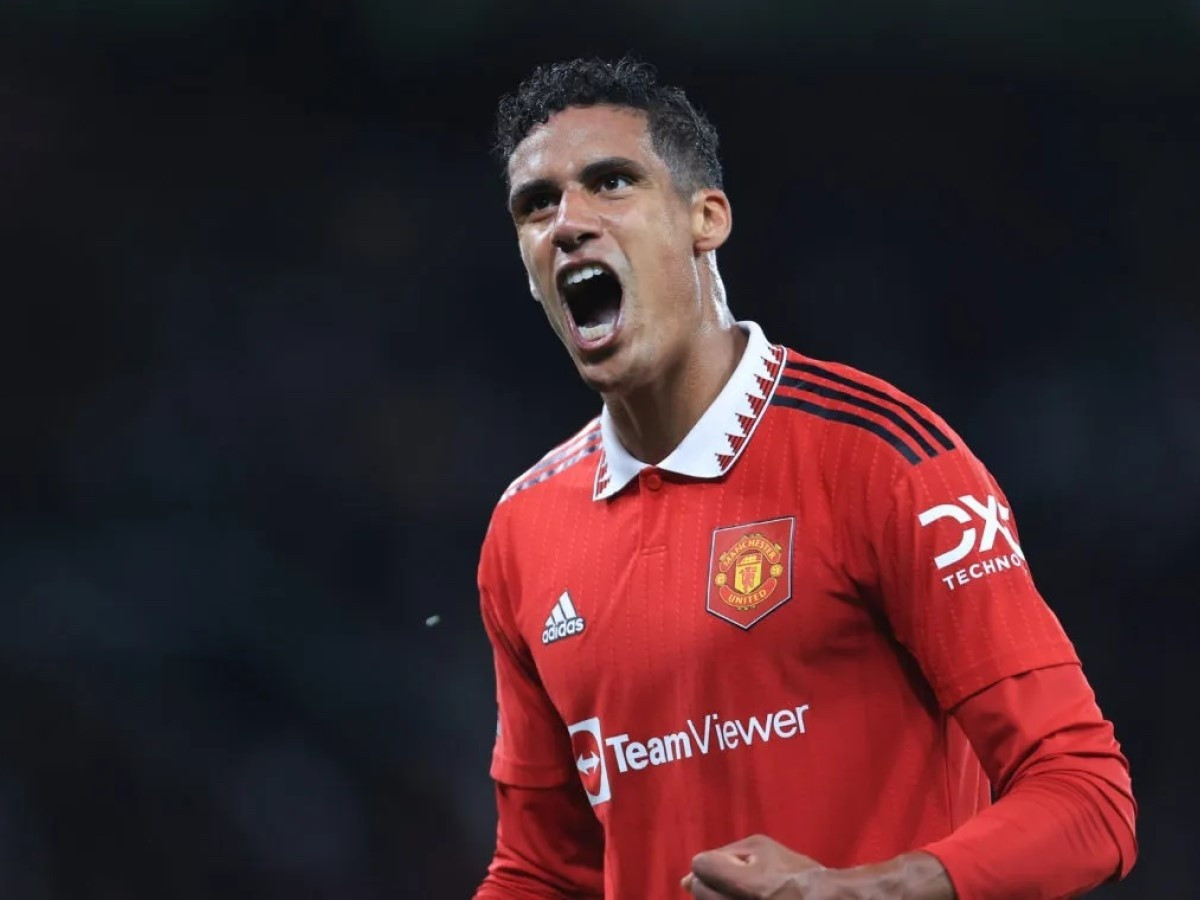 Raphael Varane gặp vấn đề ở cơ đùi sau trận hòa 1-1 của MU trước Chelsea cuối tháng trước. HLV Erik ten Hag xác nhận trung vệ này không thi đấu cho "Quỷ đỏ" đến ngày diễn ra World Cup 2022. Báo chí Anh dự đoán Varane nghỉ khoảng 4-5 tuần và còn hy vọng góp mặt trong đội hình của HLV Didier Deschamps.