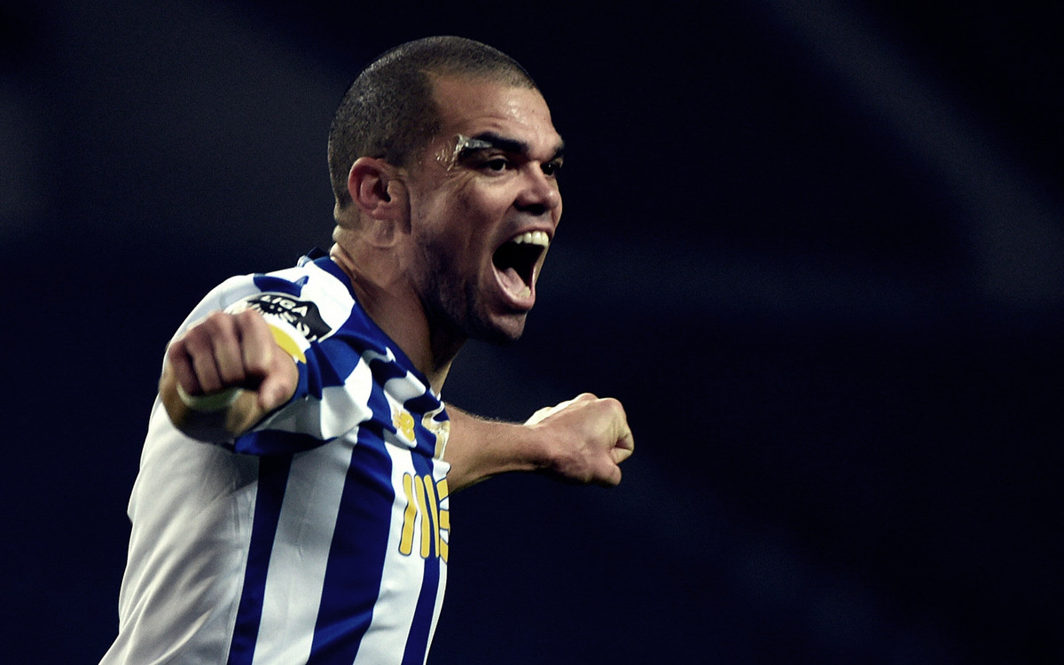 Trung vệ kỳ cựu Pepe là cái tên tiếp theo có thể vắng mặt ở World Cup 2022. Cựu sao Real Madrid dính chấn thương đầu gối trong lúc tập luyện ở Porto vào đầu tháng 10 và chưa chơi trận nào suốt thời gian qua. HLV Fernando Santos không có nhiều trung vệ giàu kinh nghiệm để thay thế Pepe ở tuyển Bồ Đào Nha.