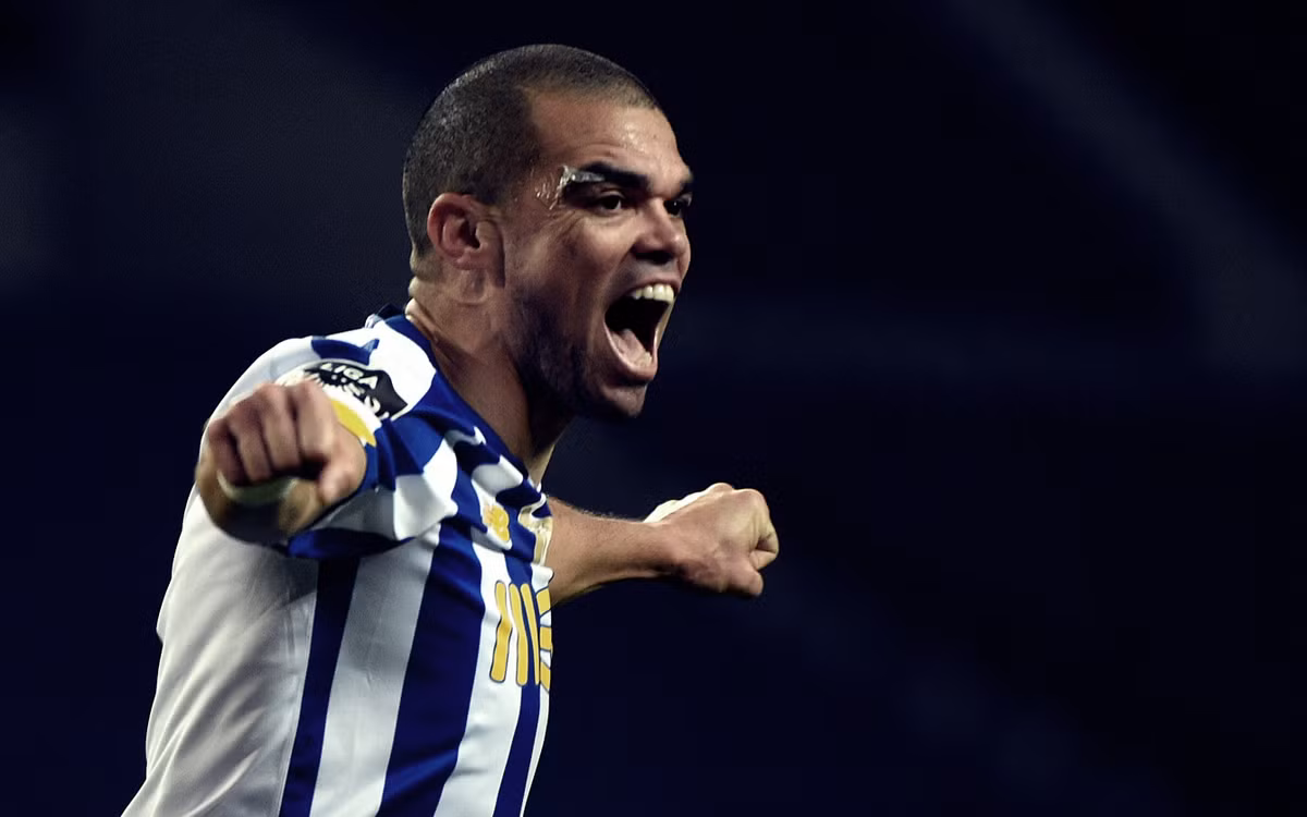 Trung vệ kỳ cựu Pepe là cái tên tiếp theo có thể vắng mặt ở World Cup 2022. Cựu sao Real Madrid dính chấn thương đầu gối trong lúc tập luyện ở Porto vào đầu tháng 10 và chưa chơi trận nào suốt thời gian qua. HLV Fernando Santos không có nhiều trung vệ giàu kinh nghiệm để thay thế Pepe ở tuyển Bồ Đào Nha.