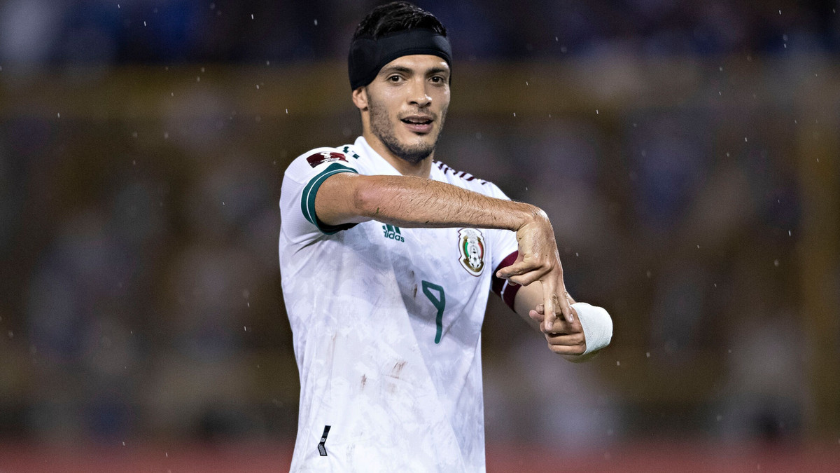 Tiền đạo chủ lực Raul Jimenez của tuyển Mexico dính chấn thương hông và nghỉ thi đấu trong hơn một tháng qua. Truyền thông Nam Mỹ lo lắng về cơ hội dự World Cup 2022 của chân sút này. Với việc không gọi những tiền đạo giàu kinh nghiệm như Chicharito hay Carlos Vela, HLV Gerardo Martino đành hy vọng Jimenez kịp bình phục trước World Cup.