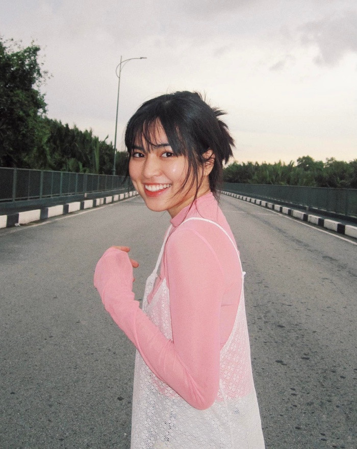  Đỗ Khánh Vân là một nữ diễn viên trẻ tài năng với phong cách năng động và nhận về nhiều thiện cảm của người hâm mộ. Cô được khán giả biết đến qua vai diễn Trà Long của bộ phim Mắt Biếc, từng gây bão trong cuối năm 2019. Dù sắp bước sang độ tuổi 27 nhưng Khánh Vân vẫn giữ được nét trẻ trung, tinh nghịch hệt như cô gái 17 tuổi. Điển hình như trong bộ ảnh được nữ diễn viên mới đăng gần đây, thật khó để tin được hot girl 9X đang trong độ tuổi U30.