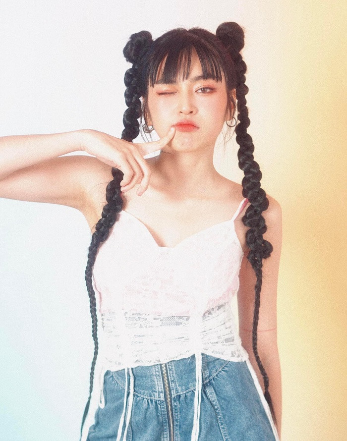 Trong bộ ảnh mới, Đỗ Khánh Vân như đang "cưa sừng làm nghé" với phong cách Y2K năng động và cá tính. Cô chọn layout makeup tông cam Hàn Quốc quen thuộc, giúp cô trông trẻ ra được vài tuổi mặc dù đường nét trên gương mặt của cô vốn dĩ cũng đã khá trẻ trung.