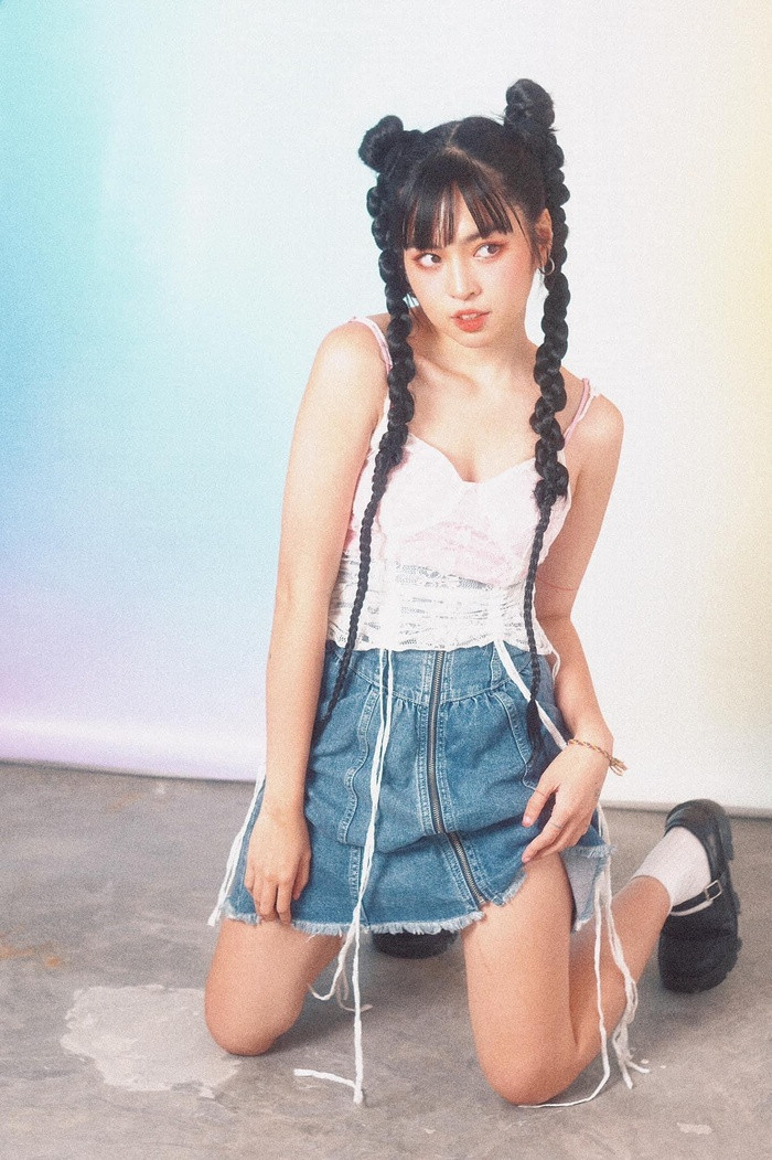 Thần thái "ngút ngàn" cùng muôn vàn biểu cảm của hot girl 9X nhận được nhiều lời khen vì độ phù hợp với tạo hình mà cô đem đến lần này.