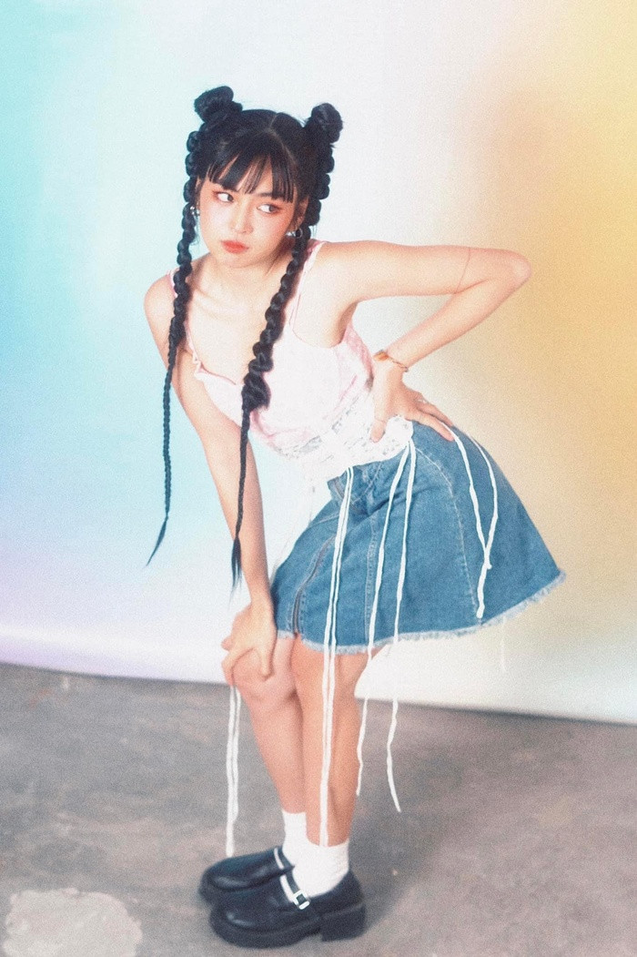 Màu sắc phim cũng là yếu tố quan trọng tạo nên bộ hình đậm chất cổ điển này.