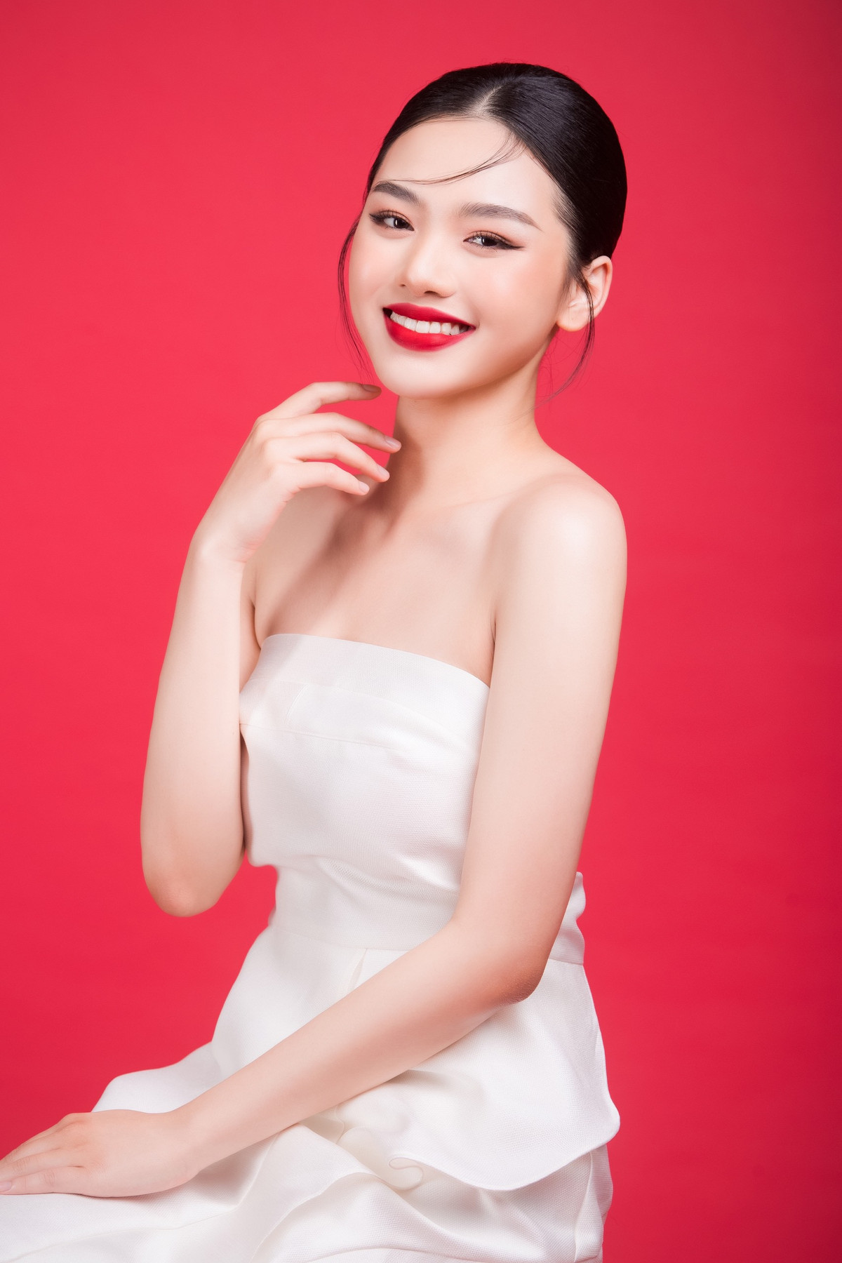 Người đẹp từng đoạt giải Nhì học sinh giỏi cấp quận và thành phố môn Địa lý cùng 13 huy chương vàng, bạc, đồng trong giải thi đấu khiêu vũ thể thao mở rộng tại các tỉnh, thành.