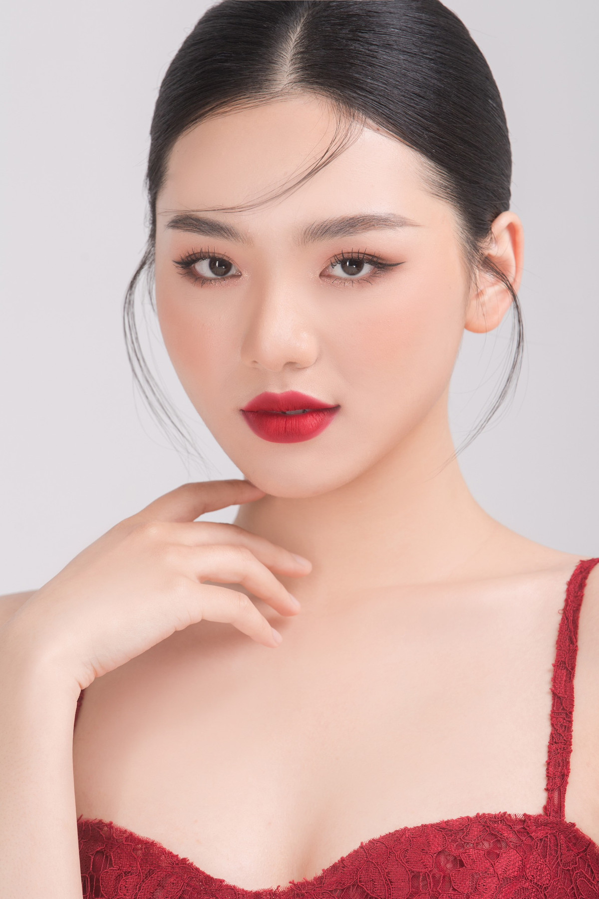 br/> Đinh Khánh Hòa (SBD 088) sinh năm 2003, đến từ Ninh Bình, là thí sinh lọt top 35 Hoa hậu Việt Nam 2022. Cô cao 1,73 m, sở hữu vẻ đẹp sắc sảo, quyến rũ, hiện theo học chuyên ngành Truyền thông chuyên nghiệp tại Đại học RMIT .