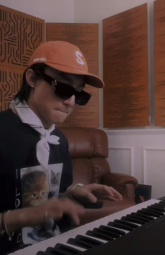 Son Tung va Hai Tu bi soi dien do doi trong nam moi