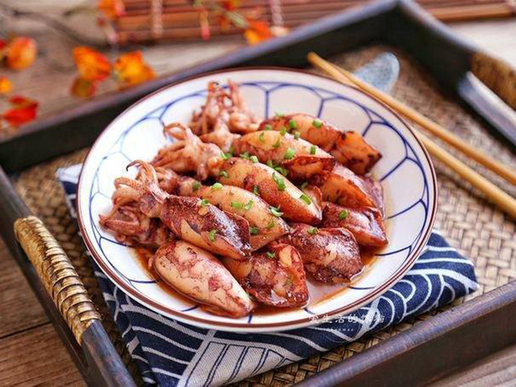 Nguyên liệu: 750g mực, 4 lát gừng, 15g xì dầu, 15g dầu hào, hành lá, dầu ăn.