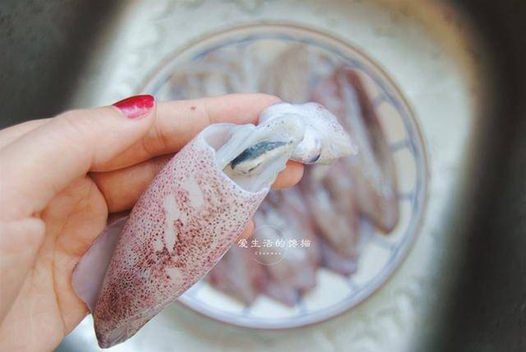 Cách thực hiện: Loại bỏ túi và nang mực, rửa sạch, để ráo nước.