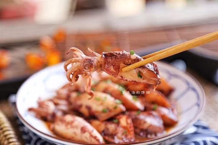 Tiếp tục xào tới khi dậy mùi thơm, rắc hành lá cắt nhỏ, dọn ra đĩa.