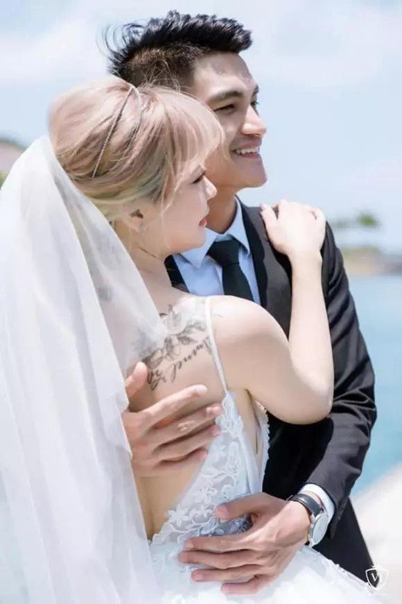 Các cô dâu Vbiz khoe hình xăm độc lạ khi mặc váy cưới - Hình 6 Cac co dau Vbiz khoe hinh xam doc la khi mac vay cuoi-Hinh-6