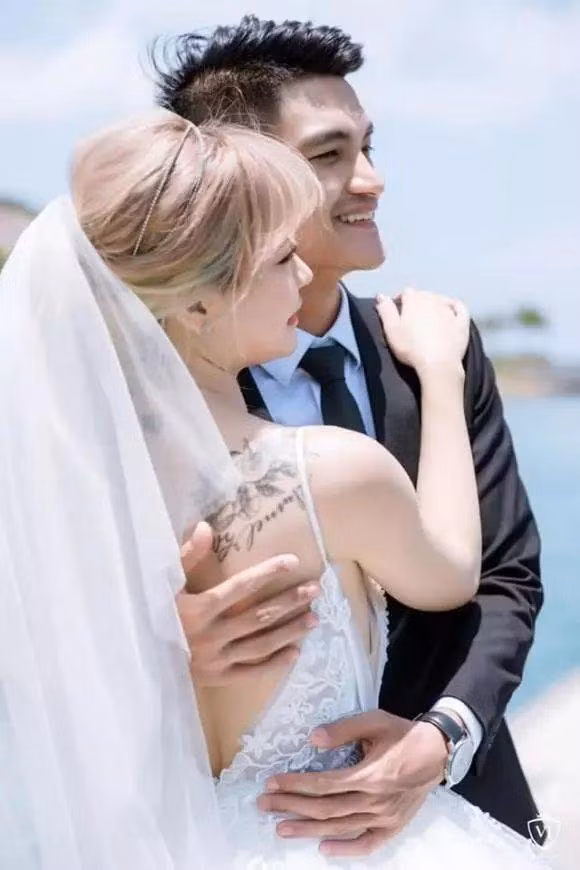 Cac co dau Vbiz khoe hinh xam doc la khi mac vay cuoi-Hinh-6