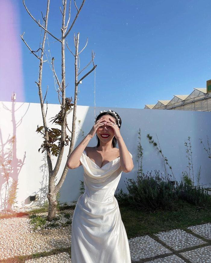 Các cô dâu Vbiz khoe hình xăm độc lạ khi mặc váy cưới - Hình 3 Cac co dau Vbiz khoe hinh xam doc la khi mac vay cuoi-Hinh-3