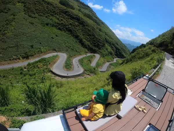 Ngay từ khi còn nhỏ, anh Sơn (35 tuổi) hay xem những bộ phim của Mỹ và rất ngưỡng mộ cuộc sống tự to tự tại, có nhiều trải nghiệm thú vị trên chiếc xe “nhà di động”. Do điều kiện chưa cho phép, anh không thể thực hiện mong ước này. Cho đến năm ngoái, khi Hà Nội bước vào chuỗi ngày dài giãn cách vì dịch Covid-19, anh có nhiều thời gian để xem và cho vợ của mình là chị Thảo xem những ngôi nhà di động của các bạn trẻ nước ngoài.