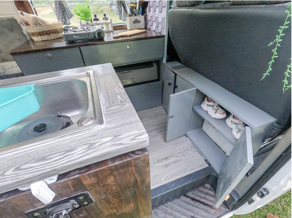 “Ban đầu, tôi thấy cực kỳ khâm phục các bạn đó là vì sao mà có thể tự tay tháo tung từng chi tiết của xe, cắt từng thanh gỗ, khoan từng con vít để làm thành một ngôi nhà di động nhỏ nhưng lại rất tiện nghi và đẹp như vậy”, chị Thảo bộc bạch. Vợ chồng anh Sơn tận dụng mọi không gian trong xe để thiết kế sao cho "nhà" tiện nghi nhất.